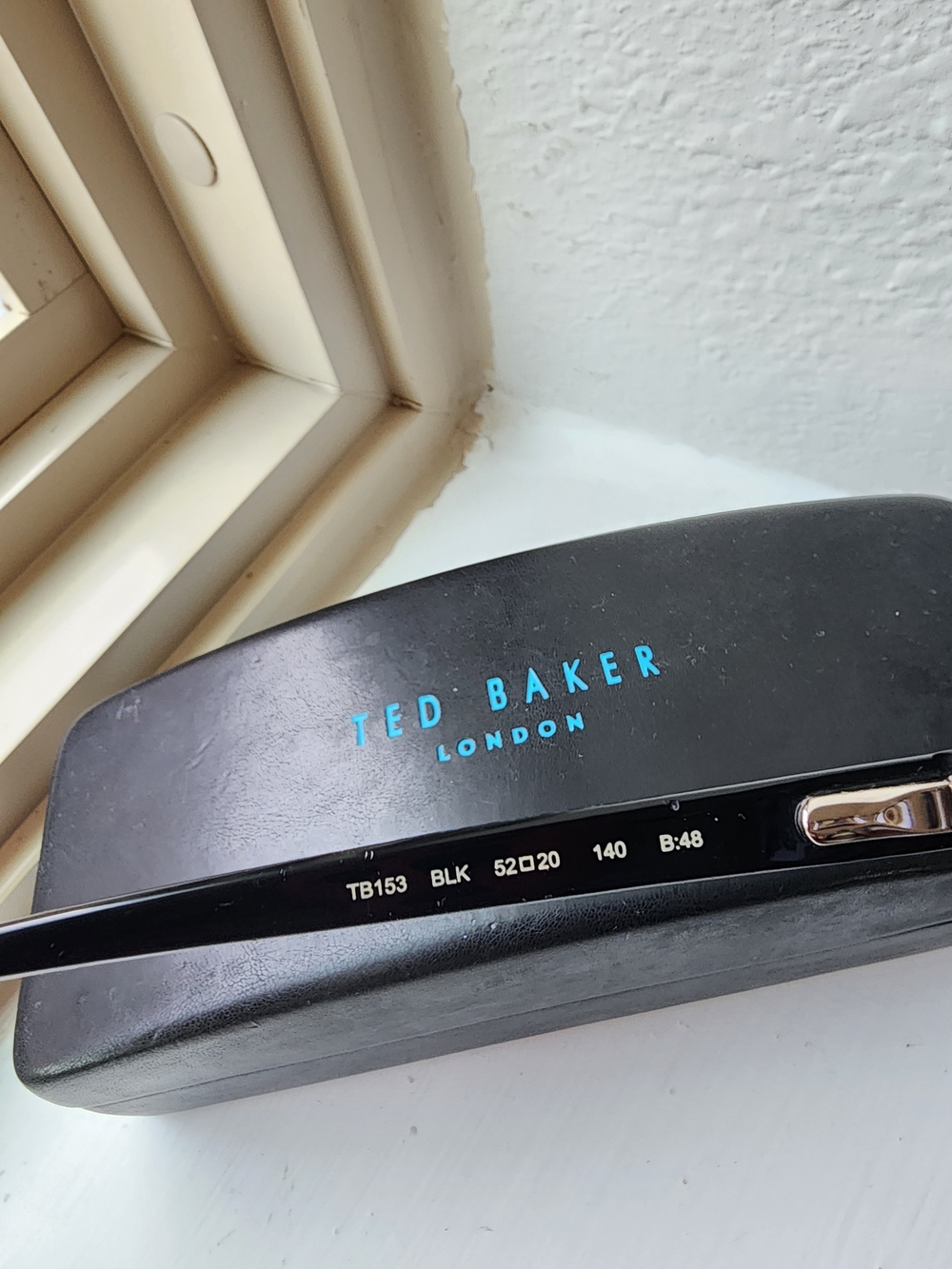 Ted Baker Black Sunglasses with Case - Picture 6 of 7